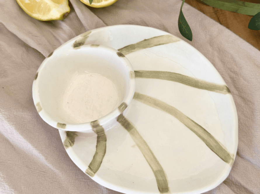 Plato Voluta S | Líneas Verde Olivo